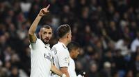 Striker Real Madrid, Karim Benzema, merayakan gol ke gawang Rayo Vallecano pada laga La Liga di Stadion Santiago Bernabeu, Madrid, Sabtu (15/12/2018). (AFP/Gabriel Bouys)