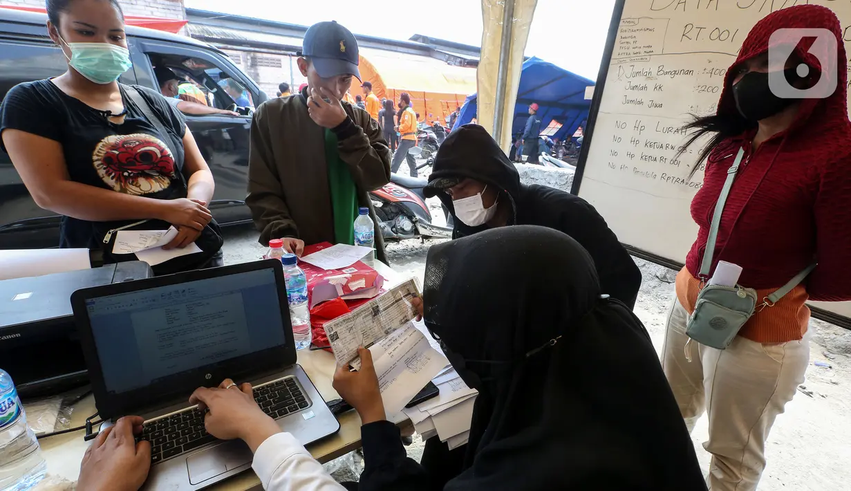 Petugas gabungan dan beberapa warga sekitar lokasi ikut beramai-ramai mengulurkan bantuan berupa makanan, pakaian, hingga obat-obatan. (Liputan6.com/Johan Tallo)