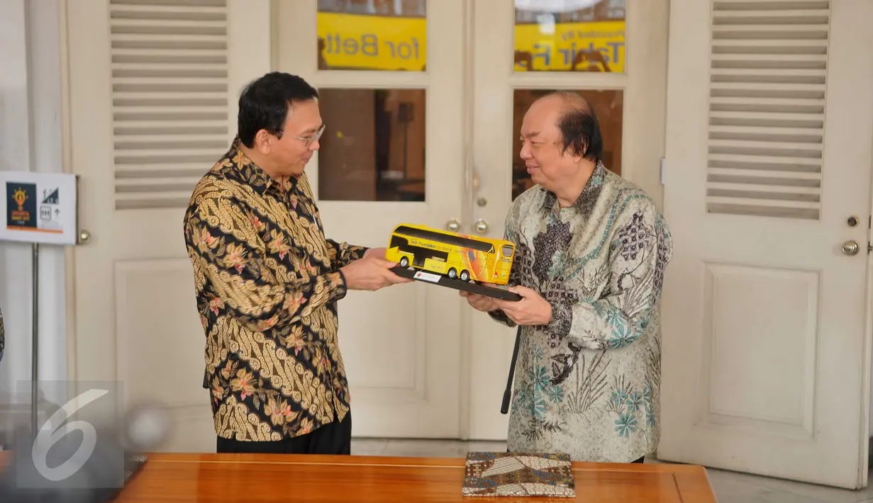 Basuki Thahaja Purnama (kiri) dan Dato Sri Tahir usai menandatangani MOU di balaikota, Jakarta, Jumat (17/6). Pemerintah Provinsi DKI Jakarta mendapatkan sumbangan 5 unit bus tingkat dari Tahir Foundation.(Liputan6.com/Gempu M Surya)