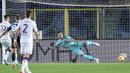 Sementara Fiorentina berhasil menang 3-2 saat bertandang ke markas Atalanta. Fiorentina unggul 1-0 terlebih dahulu melalui eksekusi penalti Kryzsztof Piatek pada menit ke-9. Penalti diberikan usai wasit meninjau ulang VAR akibat insiden pelanggaran di dalam kotak penalti. (LaPresse via AP/Spada)