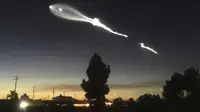 Roket Falcon 9 diluncurkan dari Pangkalan Udara Vandenberg, California pada Jumat malam 22 Desember 2017. Dikira UFO (AP)