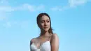 Anya Geraldine berpose mengenakan bikini berwarna putih di sebuah pantai di Uluwatu, Bali. Juara 1 kontes modelling Gading Model Search (GMS) pada tahun 2016 pun kerap menjadi model beberapa merk busana. (Liputan6.com/IG/@anyageraldine)