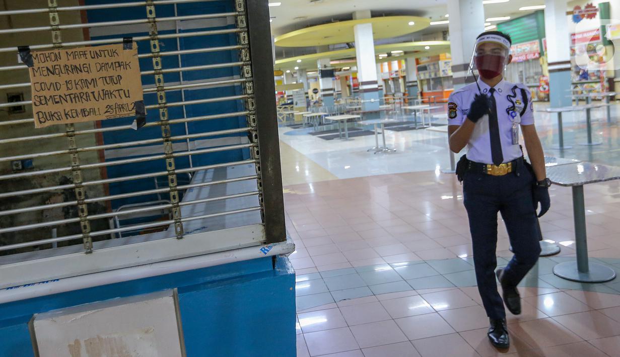Sebuah papan pengumuman berisi waktu buka kios dipasang di kawasan pusat perbelanjaan ITC BSD Serpong, Tangerang Selatan, Selasa (16/6/2020). Sejumlah tenant dan kios masih tutup selama PSBB Tangerang Raya diperpanjang hingga 28 Juni. (Liputan6.com/Fery Pradolo)