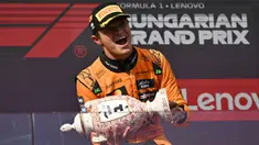 Pembalap McLaren, Lando Norris mengangkat trofi saat merayakan kemenangan dalam ajang balap Formula 1 GP Hungaria 2025 di sirkuit Hongaroring, Minggu (03/08/2025) waktu setempat. (AP Photo/Denes Erdos)