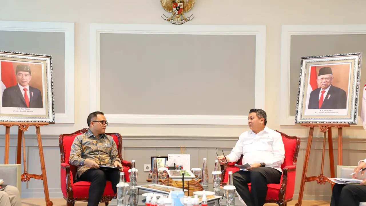 Kepala Badan Nasional Penanggulangan Terorisme Republik Indonesia (BNPT RI), Komjen Pol. Rycko Amelza Dahniel bertemu dengan Menteri Pendayagunaan Aparatur Negara Reformasi Birokrasi (PANRB) Abdullah Azwar Anas di Kantor Kementerian PANRB, Jakarta, Rabu (