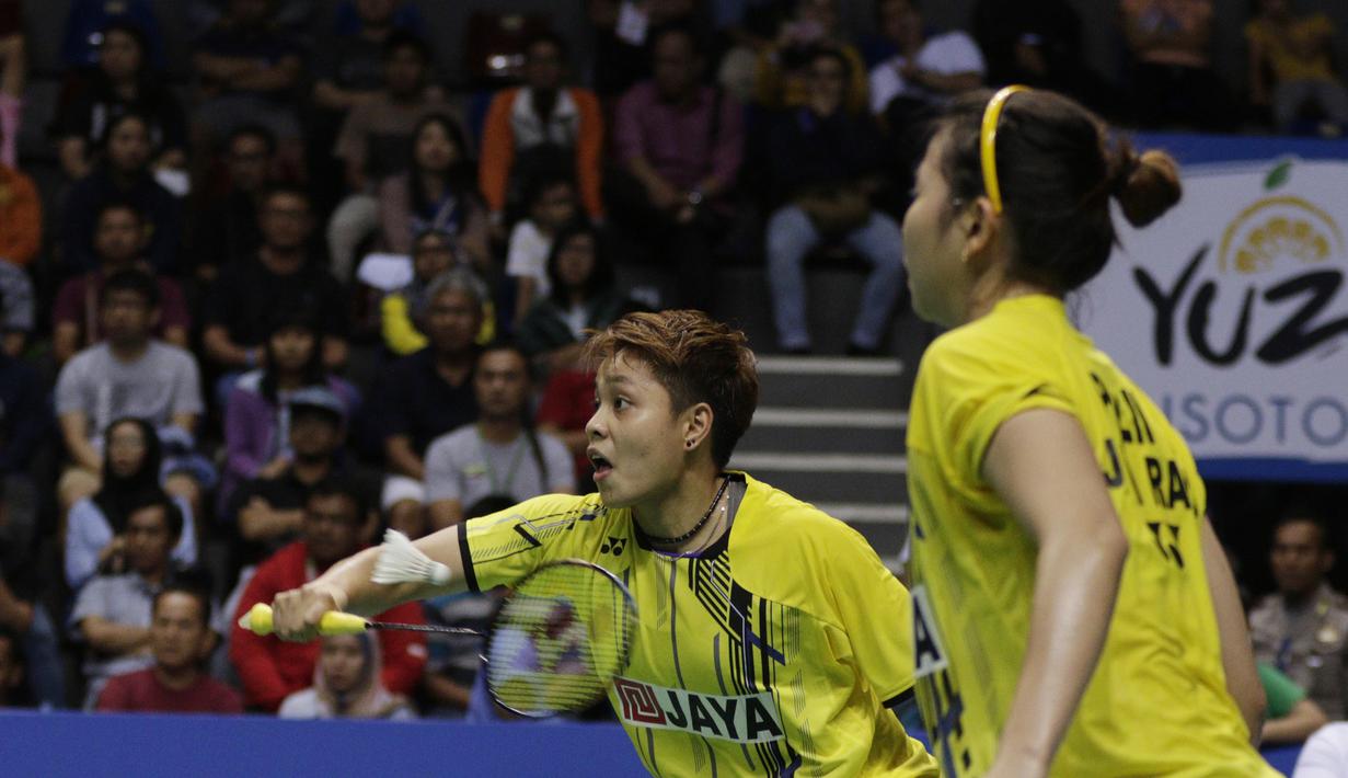 Pasangan Jaya Raya, Greysia Polii/Apriyani Rahayu, saat melawan wakil Mutiara Cardinal, Dea Giovani/Yulfira Barkah, pada Kejurnas PBSI di Britama Arena, Sabtu (22/12). Jaya Raya menjadi juara Kejurnas PBSI 2018. (Bola.com/M Iqbal Ichsan)