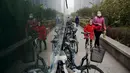 Seorang wanita membawa anak berjalan memakai masker menuju sekolah pada pagi hari di Yanjiao, provinsi Hebei, Cina (13/11). Selama lima hari ini Cina mengalami kualitas udara yang menurun karena tercemar polusi. (REUTERS/Damir Sagolj)