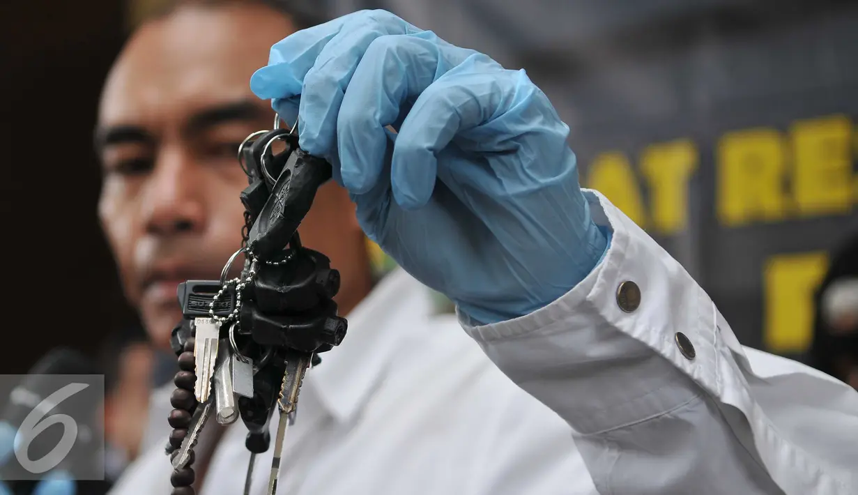 AKBP Audie Latuheru memperlihatkan barang bukti kunci kendaraan saat rilis Kasus Pencurian dengan kekerasan, di Jakarta, Rabu (25/11). Polisi berhasil mengamankan empat pelaku. (Liputan6.com/Gempur M Surya)