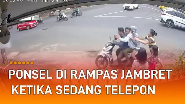 Terekam CCTV detik-detik ponsel ibu-ibu dirampas jambret. Kejadian itu terjadi di pinggir Jalan Raya Chairil Anwar, Bekasi Timur.