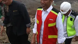 Presiden Joko Widodo atau Jokowi meninjau proyek Terowongan Nanjung di Kabupaten Bandung, Jawa Barat, Minggu (10/3). Terowongan Nanjung akan mengurangi lama dan luas genangan pada musim hujan di Dayeuh Kolot dan sekitarnya. (Liputan6.com/Angga Yuniar)