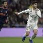 Gelandang Real Madrid, Marco Asensio, berebut bola dengan gelandang Valencia, Daniel Parejo, pada laga La Liga di Stadion Santiago Bernabeu, Madrid, Sabtu (1/12). Madrid menang 2-0 atas Valencia. (AFP/Oscar Del Pozo)