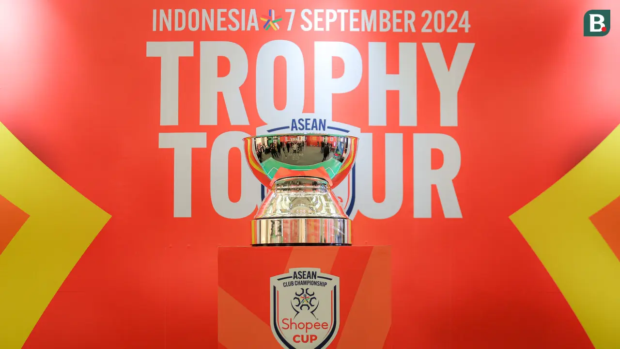 Foto: Keseruan Trophy Tour Shopee Cup 2024, Diego Michiels dan Stefano Lilipaly Diserbu Fans