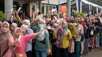 Warga antre untuk mendapatkan sembako murah pada kegiatan Safari Ramadan BUMN 2023 di Kantor Kecamatan Pamulang, Tangerang Selatan, Banten (06/04/2023). (Liputan6.com/HO)