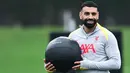 Pemain Liverpool, Mohamed Salah, tersenyum saat melakukan latihan jelang laga melawan Bayer Leverkusen pada pertandingan keempat Liga Champions 2024-2025  di Stadion Anfield. (AFP/Paul Ellis)