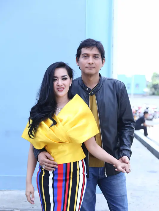 Lucky Hakim dan Tiara Dewi resmi nikah pada Kamis (19/1/2017) di Masjdi At Tin, Jakarta Timur. Perjanjian pranikah juga dibuat oleh pasangan ini. Yang salah satu isinya, membebaskan sang istri terus berkarier. (Nurwahyunan/Bintang.com)