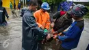 Petugas dari Suku Dinas Tata Air bersiap melakukan penyedotan air banjir yang merendam Jalan Gunung Sahari, Jakarta, Selasa (21/2). Hujan yang mengguyur sejak Selasa dinihari membuat sebagian wilayah di Jakarta banjir. (Liputan6.com/Faizal Fanani)
