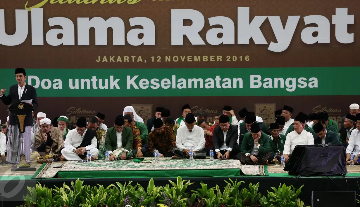 Presiden RI Joko Widodo memberikan pidato politiknya saat menghadiri acara Silaturahim Ulama Rakyat, Jakarta, Sabtu (12/11). Acara tersebut di hadiri 10.000 umat muslim untuk berdoa bagi keselamatan Bangsa Indonesia. (Liputan6.com/Johan Tallo)