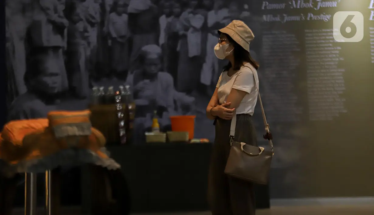 Pengunjung saat melihat pameran The Truth Inside You: Alunan Kisah Tentang Perempuan di Museum Nasional, Jakarta, Sabtu (7/1/2023). Pameran The Truth Inside You yang berlangsung hingga 15 Januari mendatang merupakan sarana edukasi kepada masyarakat bahwa peran perempuan sangat besar bagi Indonesia sejak berabad silam. (Liputan6.com/Faizal Fanani)