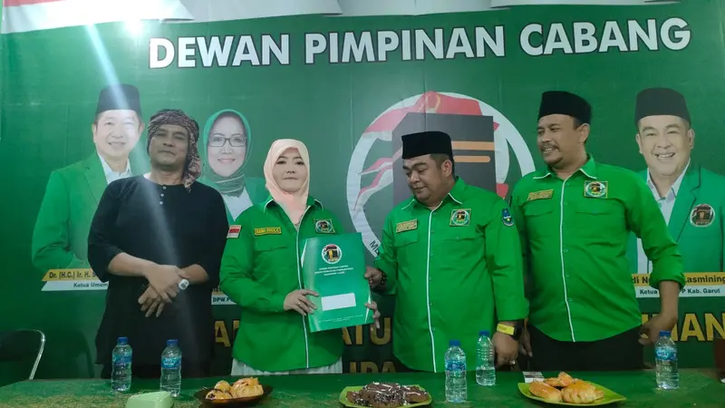 Didampingi suami, Rani Permata, istri mantan Wakil Bupati Garut Dicky Chandra, resmi mendaftar menjadi bakal calon anggota legislatif (bacaleg) Partai Persatuan Pembangunan (PPP) DPC Garut. (Liputan6.com/Jayadi Supriadin)