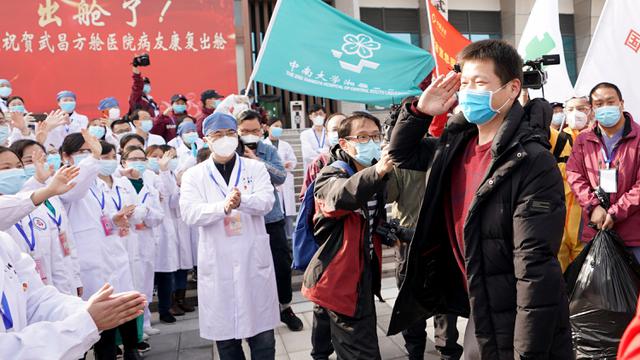 49 Pasien Sembuh Corona Tinggalkan Rumah Sakit Sementara di Wuhan