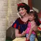 Karakter Disney Princess, Putri Salju atau Snow White foto bersama anak-anak saat tampil dalam "Dream Big, Princess" di Lippo Mall Puri, Jakarta, Kamis (5/7). (Liputan6.com/Arya Manggala)