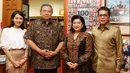 Sebelum resmi menikah, Gista Putri dan sang suami Wishnutama Kusubandio menyempatkan kekediaman mantan Presiden SBY untuk meminta doa restu. (Via twitter/@Wishnutama)