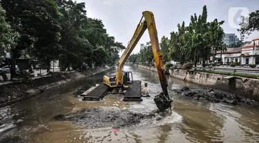 Petugas dari Sudin SDA menggunakan alat berat saat pengerukan lumpur di Kali Pasar Baru, Jakarta, Minggu (23/5/2021). Pengerukan lumpur Kali Pasar Baru yang merupakan aliran Kali Ciliwung itu guna mencegah pendangkalan serta mengantisipasi banjir di musim penghujan. (merdeka.com/Iqbal S Nugroho)