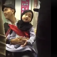 Dengarkan lantunan anak ini di kereta bikin hati adem! (Sumber foto: vidio.com)