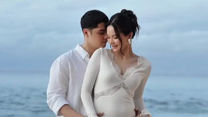 Alyssa Daguise Maternity Shoot di Pantai bersama suaminya, Al Ghazali. [@alyssadaguise]
