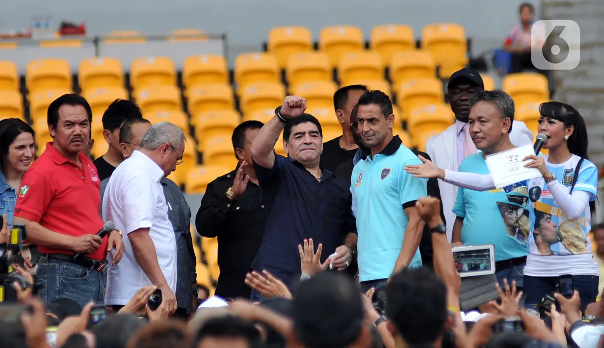 Legenda sepak bola Argentina Diego Maradona (tengah) menyapa penggemarnya saat datang ke Stadion Gelora Bung Karno (GBK), Senayan, Jakarta, Sabtu (29/6/2013). Diego Maradona meninggal dunia pada usia 60 tahun. (Liputan6.com/Helmi Fithriansyah)