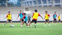 Timnas Indonesia U-22 menggelar latihan perdana untuk persiapan SEA Games di Stadion Madya, Jakarta Pusat, pada Jumat (3/10/2025) sore WIB. (Bola.com/M Iqbal Ichsan)