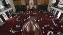 Suasana saat para siswa membaca kitab suci Alquran di Masjid Attaqwa, Bekasi, Jawa Barat, Selasa (4/5/2021). Selama Ramadhan, umat muslim menahan diri dari makan, minum, merokok dan seks dari subuh hingga maghrib. (AP Photo/Achmad Ibrahim)