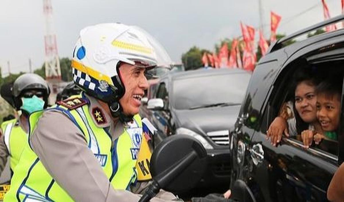 Pada beberapa foto yang dibagikan, terlihat Iwan bahkan berinteraksi langsung dengan para pemudik.