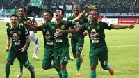 Skuat Persebaya merayakan gol ke gawang Arema di Stadion Gelora Bung Tomo, Surabaya, Minggu (6/5/2018). (Bola.com/Aditya Wany)