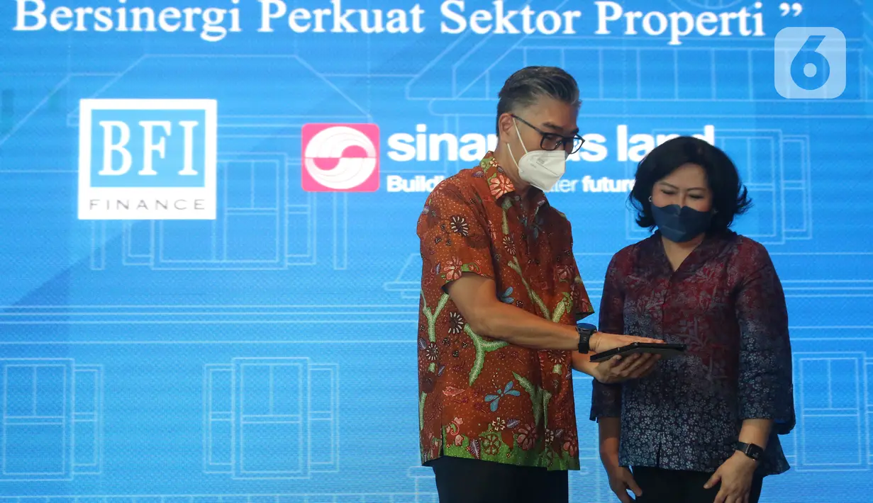 Direktur Bisnis PT. BFI Finance Indonesia Tbk Sutadi berbincang dengan Direktur PT. BSD Lie Jani Harjanto pada penandatanganan kerja sama pembiayaan kredit pemilikan rumah bagi karyawan di BSD City, Tangerang, Banten, Selasa,(22/03/2022). (Liputan6.com)