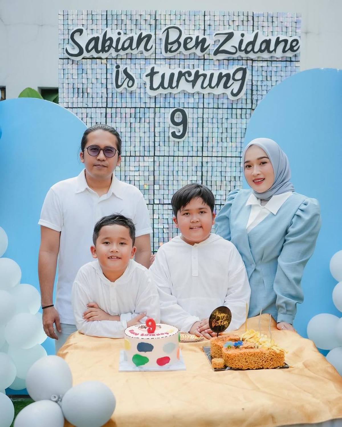 Ririe dan Ayus Kembali Bersatu Dengan Pakaian Yang Serupa