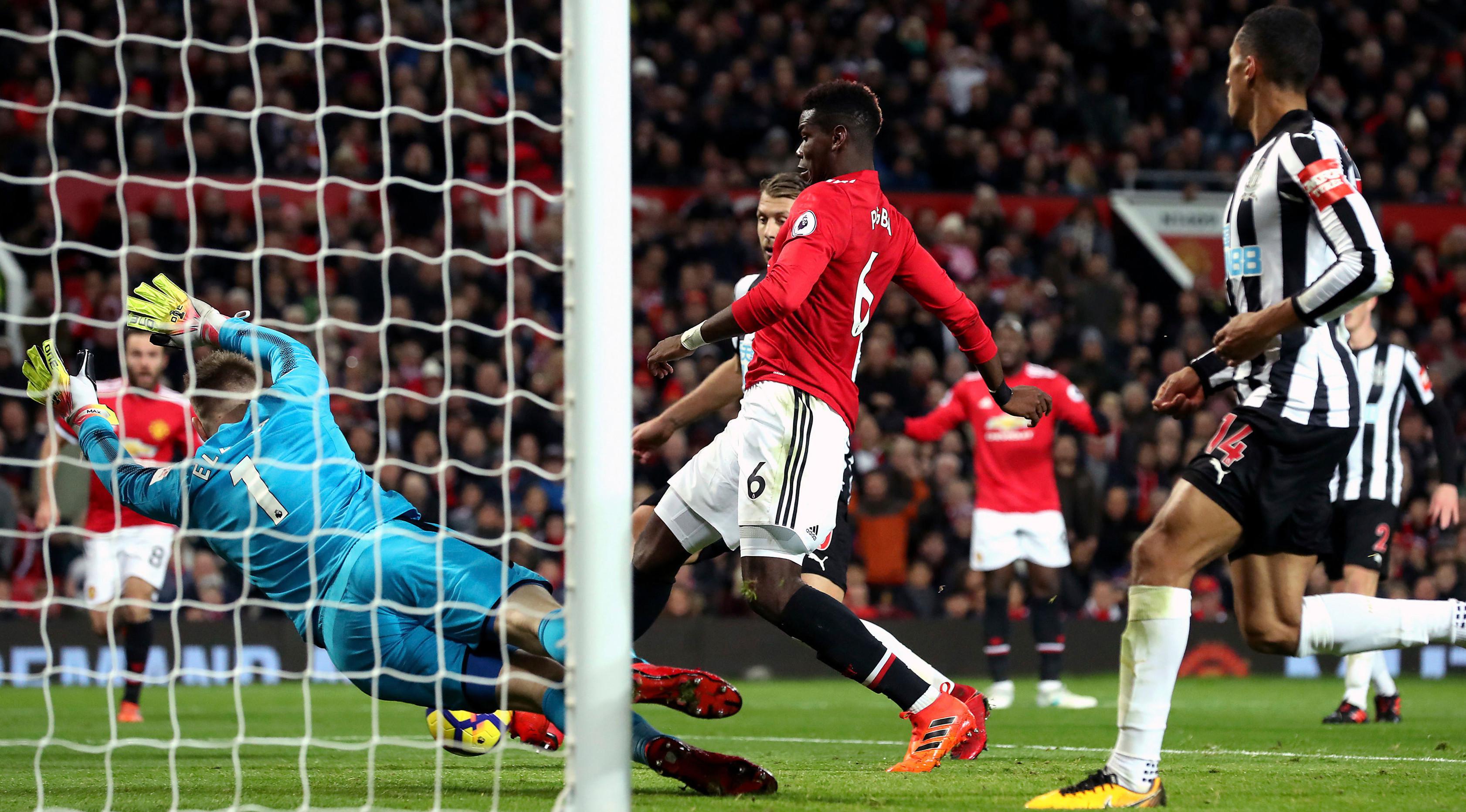Pemain Manchester United, Paul Pogba (tengah) berhasil mencetak gol ke gawang Newcastle United pada laga lanjutan Premier League pekan ke-12 di Old Trafford, Minggu (19/11) (Martin Rickett/PA via AP)
