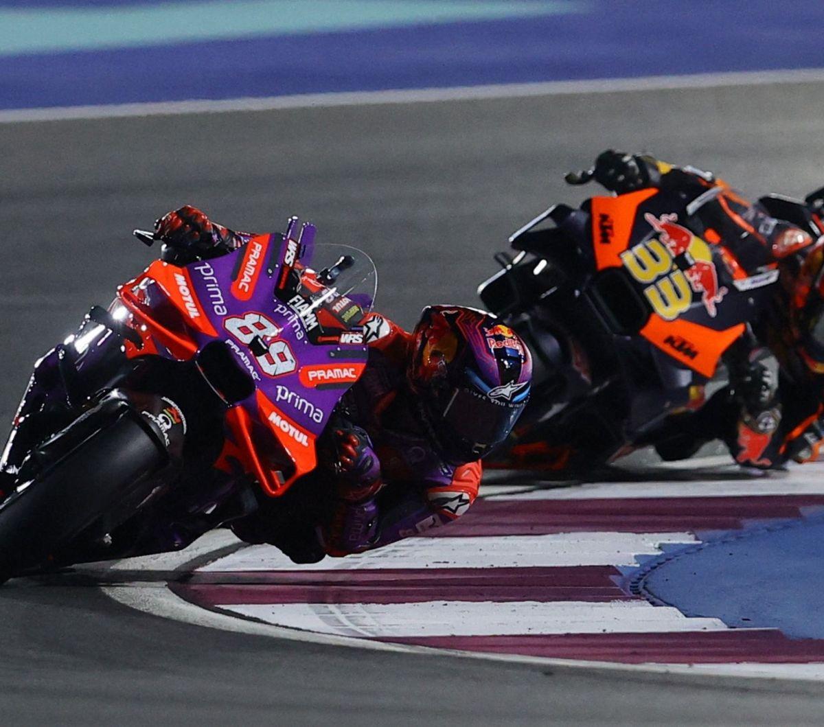 Pembalap Spanyol dari tim Prima Pramac Racing, Jorge Martin tampil mengagumkan dalam balapan seri pertama MotoGP Qatar 2024 yang digelar di Sirkuit Losail, Qatar, Sabtu (9/3/2024). Foto: REUTERS/Ibraheem Al Omari<br>