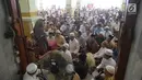 Suasana pembacaan Alquran di Masjid Kauman Semarang, Senin (29/5). Jamaah yang datang meluber hingga memadati serambi masjid untuk mengikuti fadillah atau pengajian Al qur'an 30 juz yang dipimpin oleh KH Muhammad Naqib Nur. (Liputan6.com/Gholib)