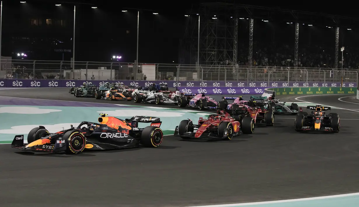 Keduanya beberapa kali terlibat duel sengit sebelum Verstappen mengambil alih sepenuhnya posisi pertama pada lap ke-47. Kendati Leclerc terus menempel ketat, Verstappen sanggup berada pada peringkat pertama hingga finis. (AP/Hassan Ammar)