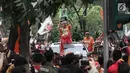 Ketua Umum The Jakmania, Tauhid Indrasjarief alias Bung Ferry mengangkat piala Liga I di depan Balai Kota, Jakarta, Sabtu (15/12). (Liputan6.com/Herman Zakharia)