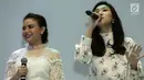 Penyanyi Rossa (tengah) dan Isyana Sarasvati (kanan) saat bernyanyi bersama dalam acara konferensi pers Brand Ambassador Oriflame di Jakarta, Kamis (1/2). (Liputan6.com/Faizal Fanani)