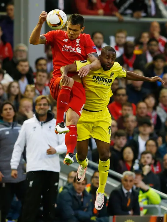 Bek Liverpool, Dejan Lovren (kiri) berebut bola udara dengan penyerang Villarreal, Cedric Bakambu pada leg kedua liga Europa di stadion Anfield, Liverpool, Inggris, (5/6). Liverpool menang atas Villarreal dengan skor 3-0. (Reuters/Phil Noble)