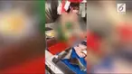 Sebuah pasar ikan di Taiwan mendadak ramai pembeli karena kehadiran gadis penjual ikan yang cantik dan seksi.