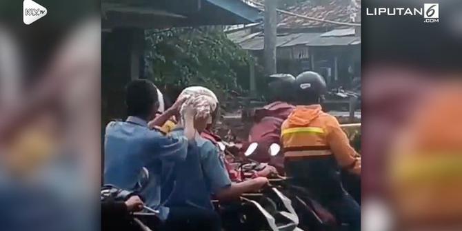 VIDEO: Hujan, Pesepeda Motor Malah Keramas di Lampu Merah