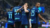 Pemain Inter Milan Hakan Calhanoglu merayakan gol kedua timnya melalui titik penalti pada laga Serie A/Liga Italia antara Inter vs Genoa di Milan, Italia, Sabtu, 28 Februari 2026. (AP Photo/Antonio Calanni)