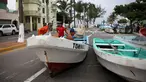 Para nelayan memindahkan perahu mereka yang biasanya berlabuh di Teluk Meksiko, ke pinggir jalan di pelabuhan kota Veracruz, Rabu (9/8). Meksiko bersiap menghadapi kedatangan Franklin, yang berubah menjadi badai dengan Kategori 1. (AP/Felix Marquez)