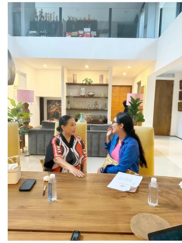 5 Potret Ruang Tengah Estetik di Rumah Titi DJ, Desain Minimalis Modern