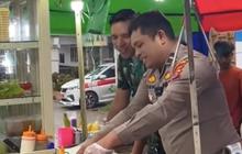 Masih Berseragam Lengkap, Polisi ini Jualan Roti Bakar di Pinggir Jalan Alasannya Menyentuh Hati