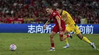 Penggawa Liverpool Florian Wirtz (kiri) melewati bek AC Milan Samuele Ricci pada laga di Kai Tak Stadium, Sabtu (26/7/2025) malam WIB. (AP Photo/Chan Long Hei)